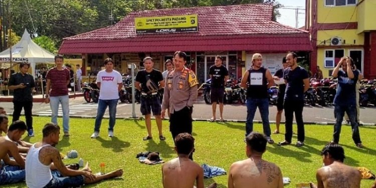 Kapolresta Padang Komisaris Besar Polisi Ferry Harahap saat menginterogasi delapan pelaku yang diduga kuat telah melakukan premanisme dan pungutan liar di Padang, Senin (2/1/2023). ANTARA/Fathul Abdi