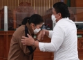 Terdakwa kasus pembunuhan berencana Brigadir Yosua Hutabarat, Putri Candrawathi (kiri), mencium tangan suaminya, Ferdy Sambo (kanan), setibanya di ruang sidang Pengadilan Negeri Jakarta Selatan, Jakarta, Kamis (29/12/2022). (ANTARA FOTO/Reno Esnir/foc)