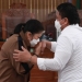 Terdakwa kasus pembunuhan berencana Brigadir Yosua Hutabarat, Putri Candrawathi (kiri), mencium tangan suaminya, Ferdy Sambo (kanan), setibanya di ruang sidang Pengadilan Negeri Jakarta Selatan, Jakarta, Kamis (29/12/2022). (ANTARA FOTO/Reno Esnir/foc)