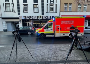 Kamera TV dipasang di depan sebuah gedung di mana polisi Jerman telah menahan seorang warga negara Iran berusia 32 tahun, yang diduga telah mendapatkan racun sianida dan risin yang mematikan untuk melakukan serangan teror, di Castrop-Rauxel, Jerman, 8 Januari 2023. (ANTARA/REUTERS/Stephane Nitschke/as)