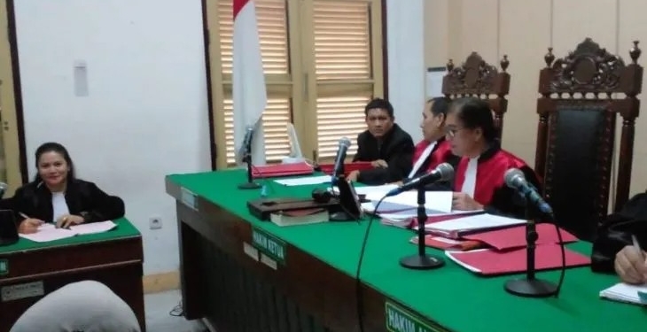 Ketua Majelis Hakim PN Medan Ulina Marbun (tengah) membacakan amar putusan keempat terdakwa kurir narkoba. ANTARA/HO/PN Medan.