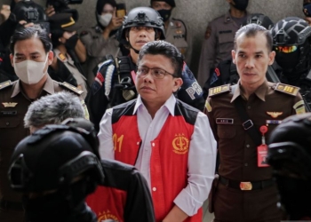 Terdakwa kasus pembunuhan berencana terhadap Nofriansyah Yousa Hutabarat atau Brigadir J, Ferdy Sambo (kedua kanan) berjalan menuju ruang sidang di Pengadian Negeri Jakarta Selatan, Jakarta, Selasa (17/1/2023). . ANTARA FOTO/Fauzan/hp. (ANTARA FOTO/FAUZAN)
