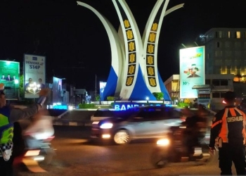 Personel polisi dan petugas Dishub saat mengamankan lalu lintas di pusat Kota Banda Aceh, Sabtu (31/12/2022) malam. (ANTARA/Rahmat Fajri)