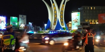 Personel polisi dan petugas Dishub saat mengamankan lalu lintas di pusat Kota Banda Aceh, Sabtu (31/12/2022) malam. (ANTARA/Rahmat Fajri)