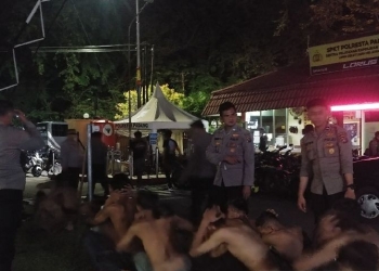Polresta Padang mengamankan puluhan remaja yang terjaring karena hendak melakukan tawuran saat malam pergantian tahun di Padang, Minggu (1/1). ANTARA/FathulAbdi