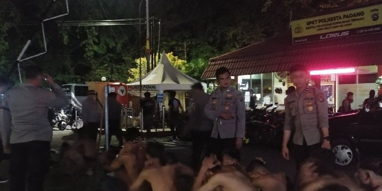 Polresta Padang mengamankan puluhan remaja yang terjaring karena hendak melakukan tawuran saat malam pergantian tahun di Padang, Minggu (1/1). ANTARA/FathulAbdi