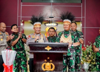 Kapolri Jenderal Polisi Listyo Sigit Prabowo bersama Panglima TNI Laksamana Yudo Margono meresmikan gedung Polda Papua yang baru di Papua, Minggu, (8/1/2023). (ANTARA/HO-Humas Polri).