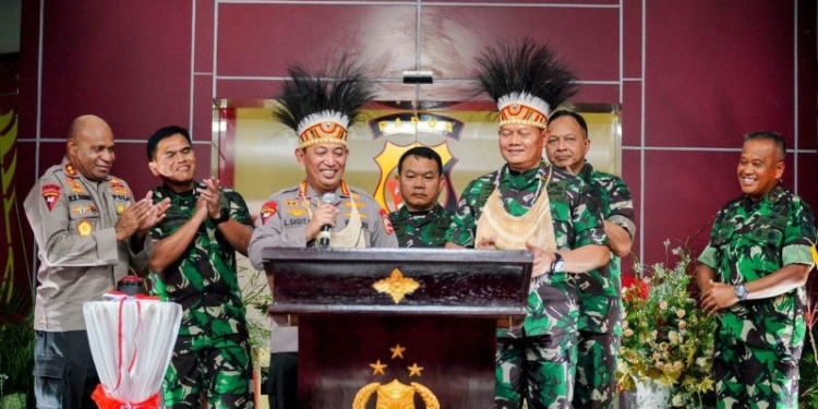 Kapolri Jenderal Polisi Listyo Sigit Prabowo bersama Panglima TNI Laksamana Yudo Margono meresmikan gedung Polda Papua yang baru di Papua, Minggu, (8/1/2023). (ANTARA/HO-Humas Polri).