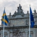 Bendera Swedia dan Uni Eropa terpasang di depan gedung parlemen Swedia. (Xinhua)