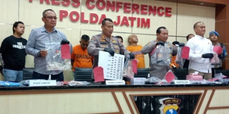 Kapolda Jatim Irjen Polisi Toni Harmanto (dua kanan) menunjukkan barang bukti dari penangkapan pelaku perampokan di rumah dinas Wali Kota Blitar di Mapolda Jatim, Kamis (12/1/2023). ANTARA/Willi rawan