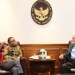 Wali Nanggroe Aceh Tgk Malik Mahmud (kanan) saat bertemu dengan Menko Polhukam Mahfud MD terkait kasus pelanggaran HAM berat di Aceh, di Jakarta, Kamis (19/1/2023). ANTARA/HO-Humas Wali Nanggroe Aceh