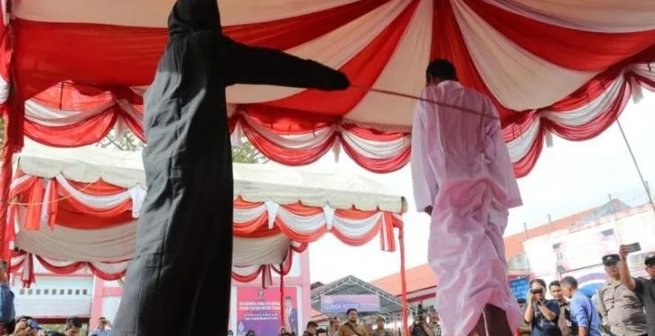 Terpidana pelanggar peraturan daerah (qanun) Syariat Islam (tengah) menjalani proses eksekusi hukuman cambuk di halaman Lembaga Pemasyarakatan kelas II B Meulaboh, Aceh Barat, Aceh, Selasa (24/1/2023). (ANTARA FOTO/Syifa Yulinnas)