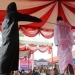 Terpidana pelanggar peraturan daerah (qanun) Syariat Islam (tengah) menjalani proses eksekusi hukuman cambuk di halaman Lembaga Pemasyarakatan kelas II B Meulaboh, Aceh Barat, Aceh, Selasa (24/1/2023). (ANTARA FOTO/Syifa Yulinnas)