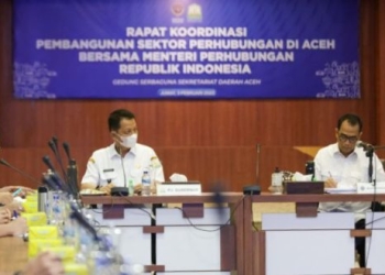 Penjabat Gubernur Aceh, Achmad Marzuki, saat mengikuti Rapat Koordinasi Pembangunan Sektor Perhubungan di Aceh bersama Menteri Perhubungan RI, Budi Karya Sumadi, di Gedung Serbaguna Setda Aceh, Banda Aceh, Jumat (3/2/2023). (Dok. Humas Pemerintah Aceh)
