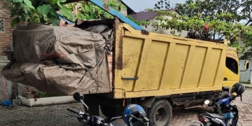 Satu unit truk dengan nomor polisi BL 8362 AC diamankan di halaman Kantor Kesatuan Pengelolaan Hutan (KPH) Wilayah IV, di kawasan Desa Suak Ribee, Meulaboh, Kabupaten Aceh Barat, diduga mengangkut satu truk di duga tanpa memiliki dokumen resmi, Minggu (5/2/2023). (ANTARA/HO)