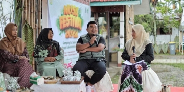 Kepala Dinas Kebudayaan dan Pariwisata Aceh, Almuniza Kamal (dua dari kanan) pada Nusa Festival 2022. (Dok. Disbudpar Aceh)