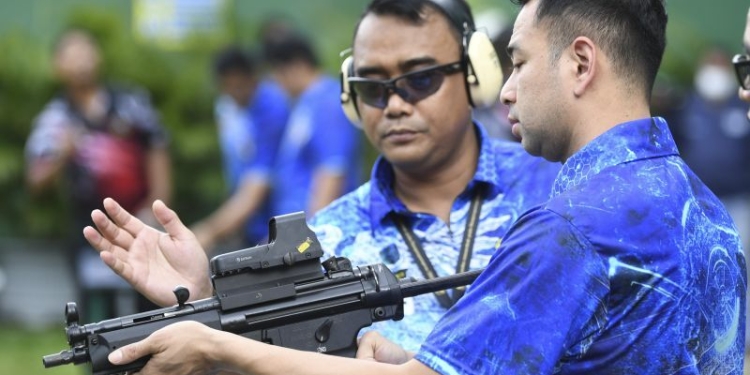 Wakil Komandan Paspampres Marsma TNI Wahyu Hidayat Sudjatmiko (kiri) memberi arahan pada Raffi Ahmad saat akan mengikuti Lomba Menembak Piala Danpaspampres 2022 di Lapangan Tembak Senayan, Jakarta, Minggu (13/3/2022). (ANTARA FOTO/M Risyal Hidayat/foc)