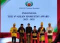 Keuchik Gampong Nusa, Yasin (tiga dari kanan), menerima penghargaan kategori ASEAN Homestay Award pada acara ASEAN Tourism Awards Ceremony. (Dok. Disbudpar Aceh)