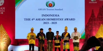 Keuchik Gampong Nusa, Yasin (tiga dari kanan), menerima penghargaan kategori ASEAN Homestay Award pada acara ASEAN Tourism Awards Ceremony. (Dok. Disbudpar Aceh)