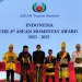 Keuchik Gampong Nusa, Yasin (tiga dari kanan), menerima penghargaan kategori ASEAN Homestay Award pada acara ASEAN Tourism Awards Ceremony. (Dok. Disbudpar Aceh)