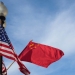 Dua bendera, Amerika Serikat (AS) dan China, berkibar bersama di sebuah tiang. Menlu China Qin Gang menyatakan stabilitas hubungan China-AS merupakan hal yang menentukan bagi masa depan dunia. (ANTARA/Xinhua)