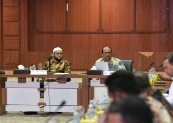 Asisten Pemerintahan dan Keistimewaan Aceh, M. Jafar, saat memimpin rapat PPUU-DPD RI, dalam rangka Kunjungan Kerja Inventarisasi Materi Permasalahan dan Solusi Terkait RUU Tentang SPSDA yang diselenggarakan oleh DPD-RI, di Gedung Serbaguna Setda Aceh, Banda Aceh, Kamis (9/2/2023). (Dok. Humas Pemerintah Aceh)