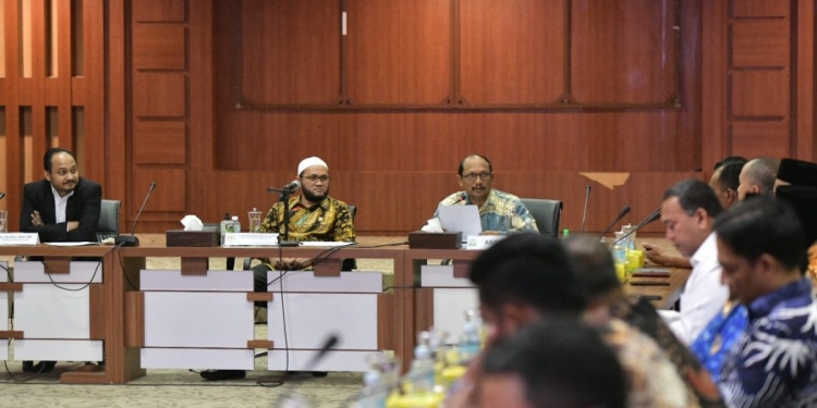 Asisten Pemerintahan dan Keistimewaan Aceh, M. Jafar, saat memimpin rapat PPUU-DPD RI, dalam rangka Kunjungan Kerja Inventarisasi Materi Permasalahan dan Solusi Terkait RUU Tentang SPSDA yang diselenggarakan oleh DPD-RI, di Gedung Serbaguna Setda Aceh, Banda Aceh, Kamis (9/2/2023). (Dok. Humas Pemerintah Aceh)