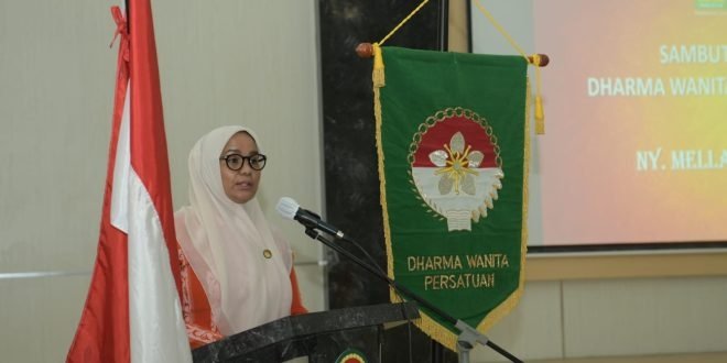 Ketua Dharma Wanita Persatuan (DWP) Aceh, Mellani Subarni, saat memberikan sambutan dan arahan pada pertemuan rutin perdana DWP Aceh tahun 2023, di Aula DWP Aceh, Banda Aceh, Selasa (14/2/2023). (Dok. Humas Pemerintah Aceh)