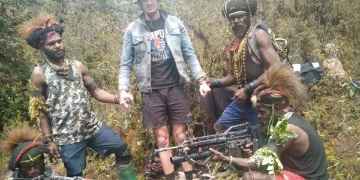 Dokumentasi - Pilot Susi Air Philip Mark Mehrtens bersama dengan Kelompok Kriminal Bersenjata pimpinan Egianus Kogoya di Paro, Kabupaten Nduga, Papua Pegunungan. (ANTARA/HO/Dokumen Pribadi)