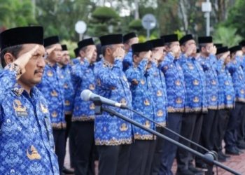 Asisten Pemerintahan, Keistimewaan Aceh dan Kesejahteraan Rakyat, Sekda Aceh, M. Jafar, saat memimpin Apel Rutin Pejabat Struktural Pemerintah Aceh setiap tanggal 17, di halaman Kantor Gubernur Aceh, Banda Aceh, Jumat (17/2/2023). (Dok. Humas Pemerintah Aceh)