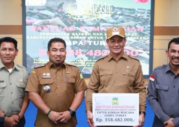 Pj Bupati Aceh Besar Muhammad Iswanto, menyerahkan bantuan dari Pemerintah Daerah dan Masyarakat Kabupaten Aceh Besar untuk korban bencana gempa Turki-Suriah, Selasa (21/2/2023). (Dok. Humas Pemerintah Aceh)