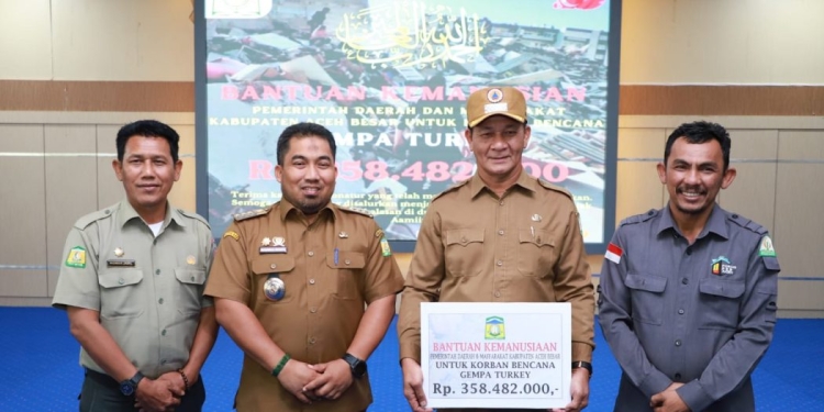 Pj Bupati Aceh Besar Muhammad Iswanto, menyerahkan bantuan dari Pemerintah Daerah dan Masyarakat Kabupaten Aceh Besar untuk korban bencana gempa Turki-Suriah, Selasa (21/2/2023). (Dok. Humas Pemerintah Aceh)