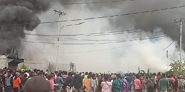 Massa melakukan pembakaran kios dan rumah warga di Wamena, Kamis (23/2) (ANTARA/HO/Dokumen Pribadi)