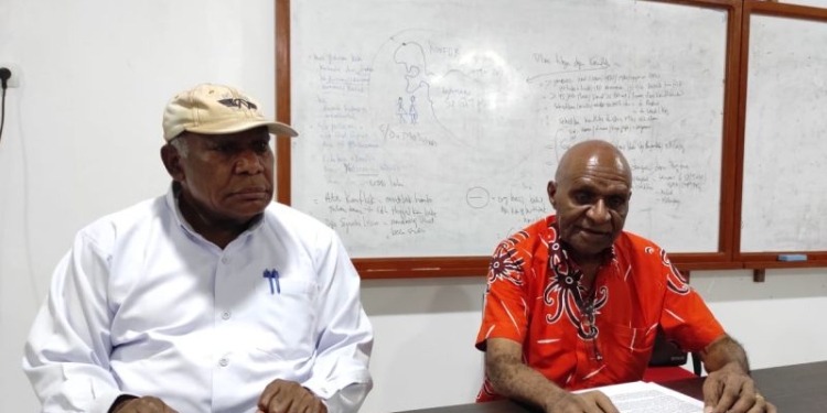 Anggota Dewan Gereja Papua Pdt Socratez Soryan Yoman (kiri) dan Moderator Dewan Gereja Papua Pdt Benny Giay (kanan) saat memberikan keterangan di Sentani, Jumat (24/2/2023). ANTARA/Ardiles Leloltery