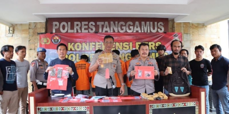 Kapolres AKBP Siswara Hadi Chandra (tengah) merilis penungkapan kasus peredaran narkoba di Mapolres Tenggamus di Kota Agung, Sabut (25/2/2013). (ANTARA/HO-Humas Polres Tenggamus