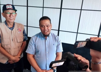 Ketua Umum Konfederasi Nasional Relawan Anies (KoReAn), Muhammad Ramli Rahim (dua kiri) menjawab pertanyaan wartawan disela Rakornas Relabatin di hotel Teras Kita Makassar, Sulawesi Selatan, Rabu (8/2/2023). ANTARA/Darwin Fatir.