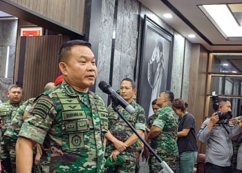 Kasad Jenderal TNI Dudung Abdurachman usai Rapat Pimpinan TNI AD Tahun Anggaran 2023 di Markas Besar Angkatan Darat, Jakarta, Jumat (10/2/2023). (ANTARA/Melalusa Susthira K.)