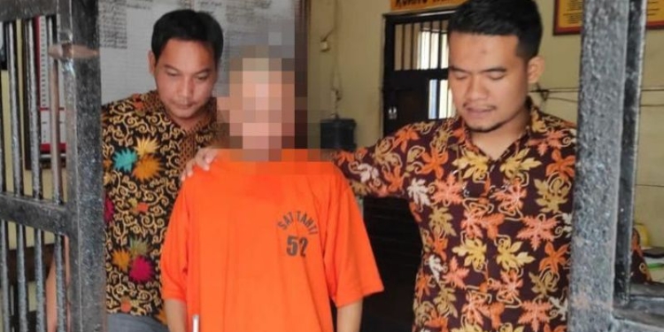 Petugas saat menggiring pelaku pelecehan seksual di Cirebon, Jawa Barat. (ANTARA/Ho-Humas Polresta Cirebon)