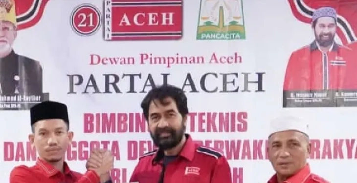 Ketua Umum Partai Aceh Muzakir Manaf (tengah) saat menerima berita acara penetapan pada Mubes ke III, di Banda Aceh, Minggu (26/2/2023) (ANTARA/HO/Partai Aceh)