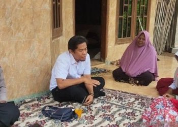 Petugas kepolisian saat mendatangi rumah warga mengklarifikasi langsung kepada siswa dan orang tua siswa tentang isu penculikan anak di Kabupaten Sampang, Jawa Timur. (ANTARA/HO-Polres Sampang)