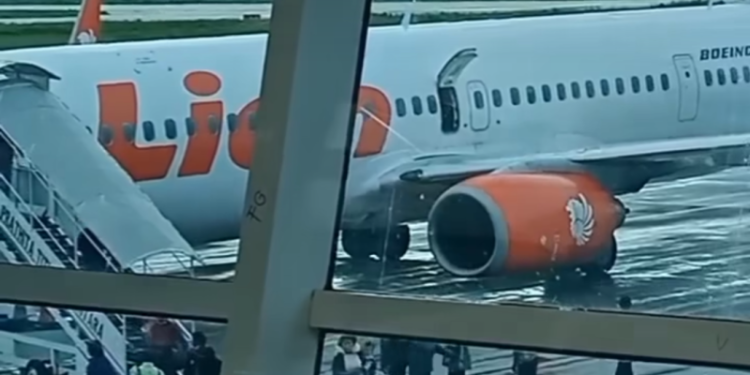 Tangkapan layar -- Sejumlah penumpang turun dari pesawat akibat pintu darurat pesawar tersebut dibuka di bandara El Tari Kupang, Minggu (26/2/2023). ANTARA/Kornelis Kaha