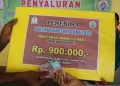 Arsip - Petugas aparatur desa menyerahkan Bantuan Langsung Tunai Dana Desa (BLT-DD) kepada Keluarga Penerima Manfaat (KPM) saat proses penyaluran, di Desa Alue Raya, Samatiga, Aceh Barat, Aceh, Minggu (17/4/2022). ANTARA FOTO/Syifa Yulinnas/foc.