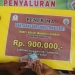 Arsip - Petugas aparatur desa menyerahkan Bantuan Langsung Tunai Dana Desa (BLT-DD) kepada Keluarga Penerima Manfaat (KPM) saat proses penyaluran, di Desa Alue Raya, Samatiga, Aceh Barat, Aceh, Minggu (17/4/2022). ANTARA FOTO/Syifa Yulinnas/foc.