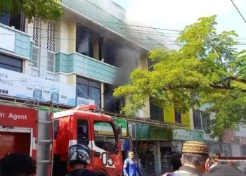 Pemadam kebakaran sedang berupaya memadamkan api pada kebakaran toko di Darussalam, di Banda Aceh, Kamis (2/2/2023) (ANTARA/Nurul Hasanah)