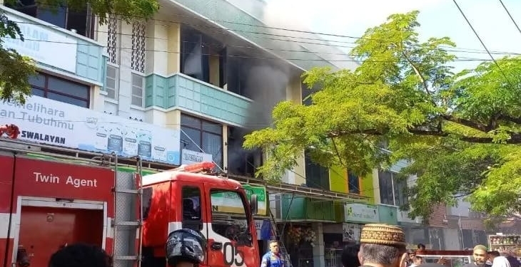 Pemadam kebakaran sedang berupaya memadamkan api pada kebakaran toko di Darussalam, di Banda Aceh, Kamis (2/2/2023) (ANTARA/Nurul Hasanah)