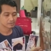 Suparman (38), menunjukkan foto putranya berusia delapan bulan yang jari tangan bagian kelingkingnya diduga digunting oknum perawat rumah sakit Muhammadiyah Palembang saat membuat laporan di SPKT Kepolisian Resor Kota Besar Palembang, Sumatera Selatan, Sabtu (4/2/2023). (ANTARA/M Riezko Bima Elko P)