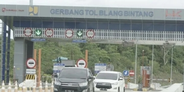 Pengendara melewati Gerbang Tol Blang Bintang, Kabupaten Aceh Besar, Aceh, Kamis (20/10/2022). ANTARA/Khalis Surry