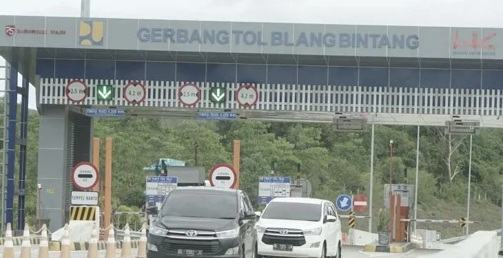 Pengendara melewati Gerbang Tol Blang Bintang, Kabupaten Aceh Besar, Aceh, Kamis (20/10/2022). ANTARA/Khalis Surry