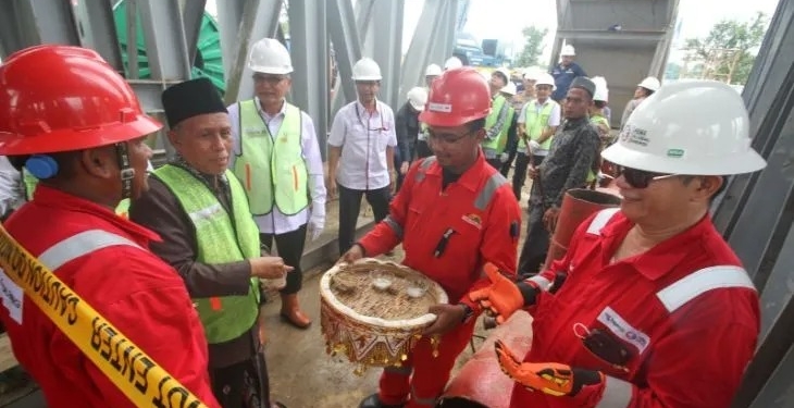 Ulama melakukan adat peusijuk dimulainya pemboran sumur minyak dan gas bumi (migas) A-55A yang terletak di Kecamatan Syamtalira Aron, Kabupaten Aceh Utara, Jumat (10/2/2023) (ANTARA/HO/BPMA)