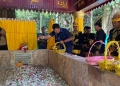 Kepala Dinas Kebudayaan dan Pariwisata (Kadisbudpar) Aceh, Almuniza Kamal menabur bunga pada makam Teuku Umar, Sabtu (11/2/2023). (Dok. Disbudpar Aceh)